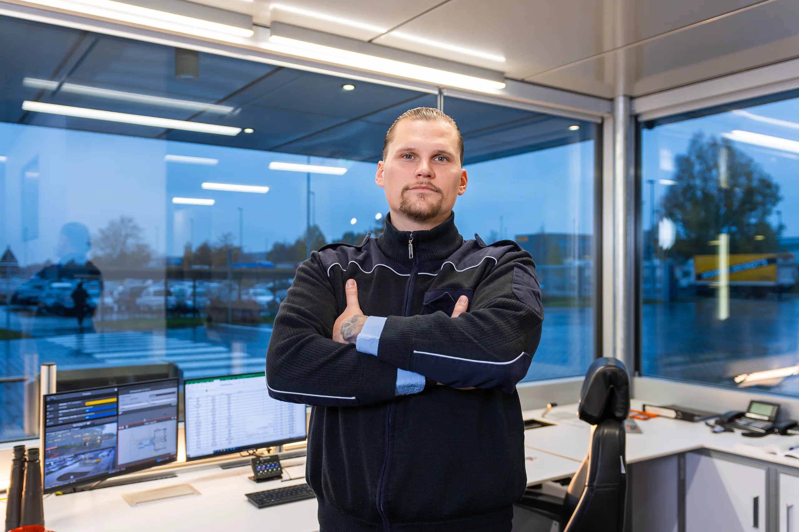 Sicherheitsmitarbeiter in einer Pfoertnerloge